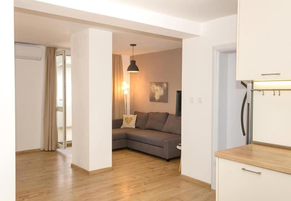 Modern Bright Close To Center And Grand Mall Daire *