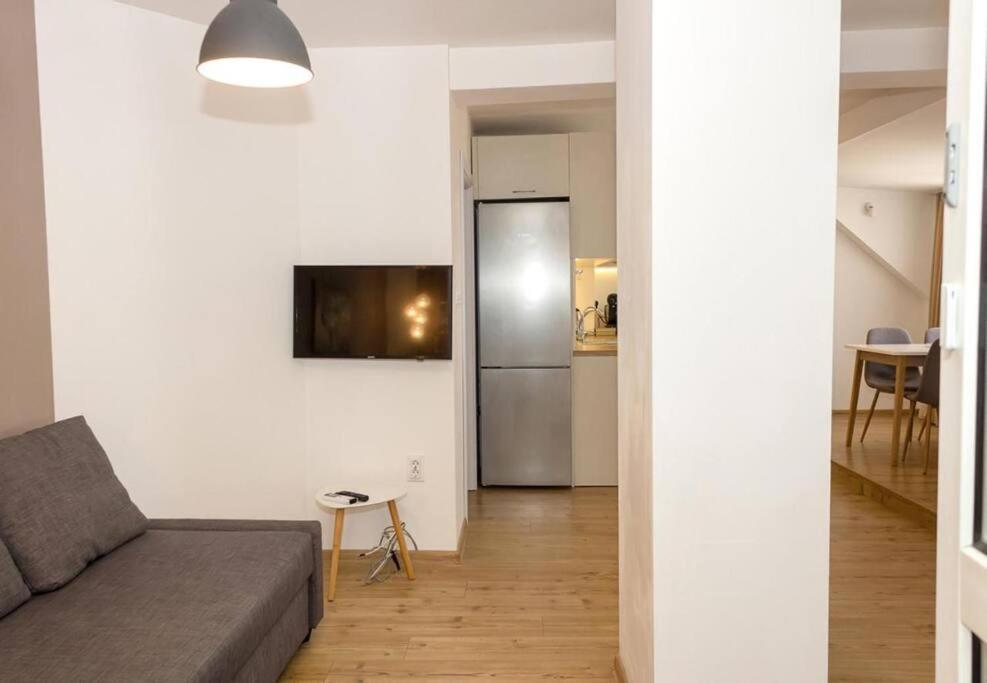 Modern Bright Close To Center And Grand Mall Daire *