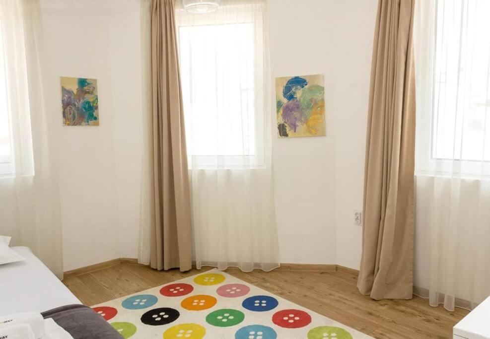Modern Bright Close To Center And Grand Mall *